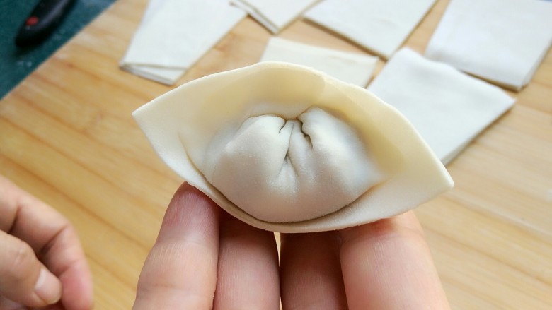 石蛤蟆水饺（博山水饺的包法）,包好的饺子。