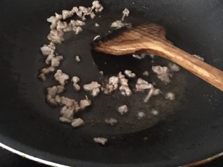 蝶形蔬菜蛋炒饭,锅里烧油，肉末放入锅里炒出香味