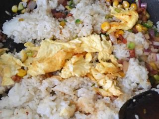 蝶形蔬菜蛋炒饭,加入米饭和鸡蛋一起翻炒