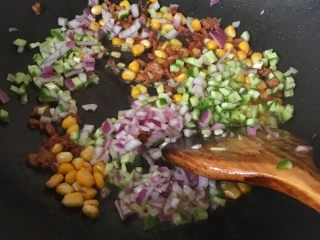 蝶形蔬菜蛋炒饭,再倒入洋葱和黄瓜