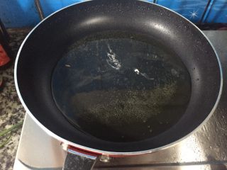 椒盐鲫鱼,把平底锅去水，放油