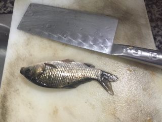 椒盐鲫鱼,准备杀鱼，由于有腥味，所以选用废用的菜板。