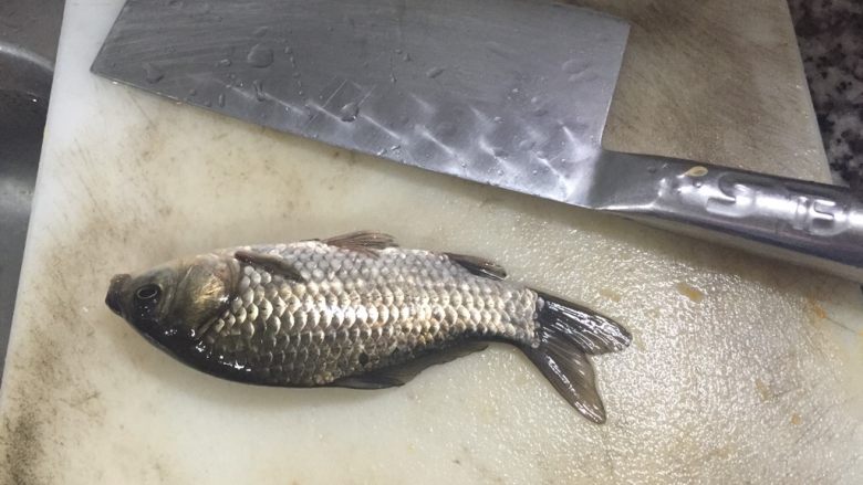 椒盐鲫鱼,准备杀鱼,由于有腥味,所以选用废用的菜板.