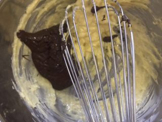 超浓郁巧克力纸杯蛋糕,打发好的黄油加入之前温热的巧克力溶液。