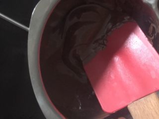 超浓郁巧克力纸杯蛋糕,60克巧克力隔水小火加热搅拌至融化，备用。（40度左右温水）