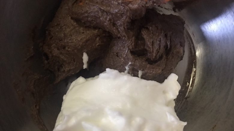 超浓郁巧克力纸杯蛋糕,剩余蛋白霜分两次加入，切拌均匀。