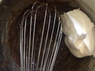 超浓郁巧克力纸杯蛋糕,加入3分之1的蛋白霜。