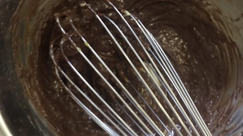 超浓郁巧克力纸杯蛋糕,搅拌均匀。