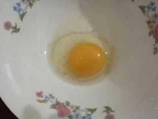 火腿鸡蛋饼,鸡蛋打入汤碗里
