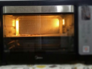 琥珀核桃仁,烤箱160度预热，烘烤10分钟左右