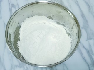 五仁月饼,将中筋面粉过筛到糖浆里