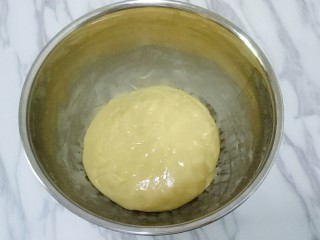 豆沙蛋黄月饼,用刮刀搅拌均匀成为面团