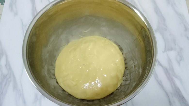 豆沙蛋黄月饼,用刮刀搅拌均匀成为面团
