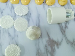豆沙蛋黄月饼,做好的月饼胚在熟粉中滚一圈