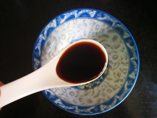 湘菜～剁椒蒸芋头仔,另外简单调个酱汁:加2汤匙生抽