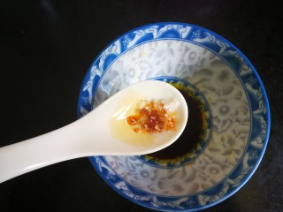 湘菜～剁椒蒸芋头仔,加2克白糖，一起调匀。