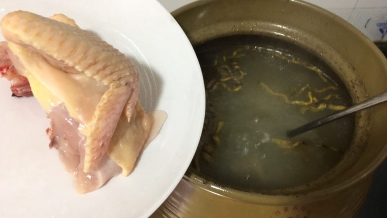 #咸味#鳄鱼龟石斛汤,一个小时后再放鸡肉，继续煲一个小时！