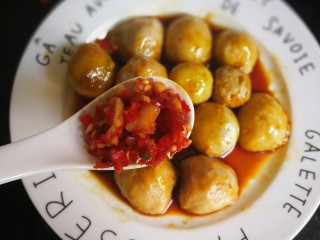 湘菜～剁椒蒸芋头仔,表面铺上2汤匙剁椒。
