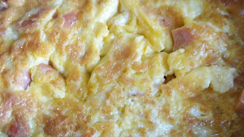 快手早餐——肉松火腿芝士三明治,摊成鸡蛋饼。