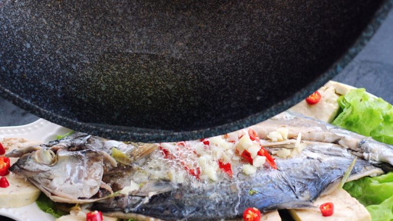 #吃豆腐#渔家豆腐鱼,油锅烧热后趁热浇在鱼身上