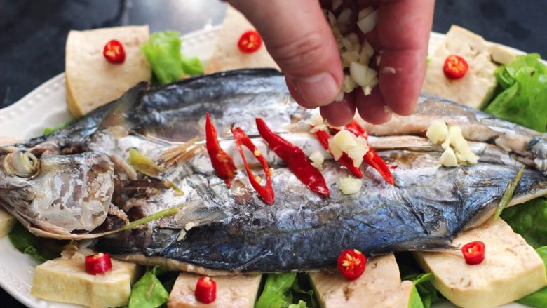 #吃豆腐#渔家豆腐鱼,鱼上面、重新切点红辣椒和蒜末