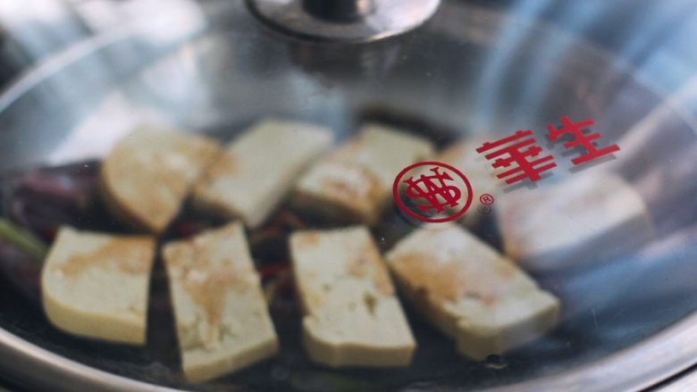 #吃豆腐#渔家豆腐鱼,锅中烧开水、把鱼放入锅中大火蒸8分钟即可关火
