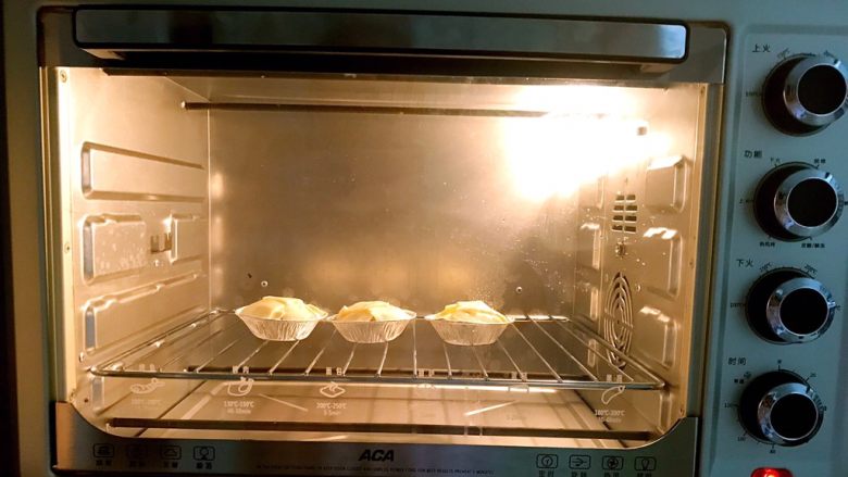 芝士火腿土豆泥,烤箱预热后放入锡纸杯，200度烤6分钟，芝士融化变成微黄色即可
