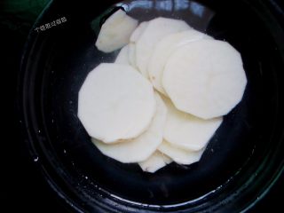 三汁焖锅,土豆去皮用刀切成片