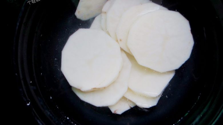 三汁焖锅,土豆去皮用刀切成片