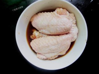 三汁焖锅,鸡翅背面划口，用料酒、酱油、胡椒粉、盐腌制半小时