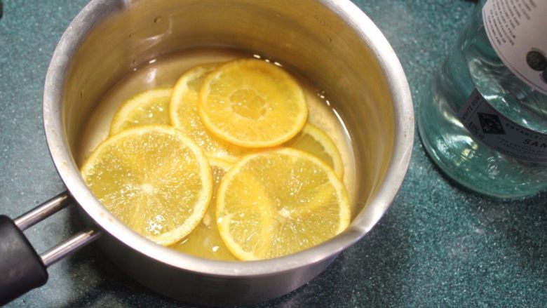 翻转柳橙蛋糕,将柳橙片和30CC柳橙汁也放入。