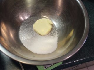 翻转柳橙蛋糕,奶油和糖放钵内打融。