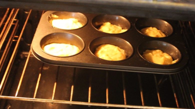 翻转柳橙蛋糕,预热好烤箱，以180℃烤18分钟，或直至竹签插入没有黏液沾附。