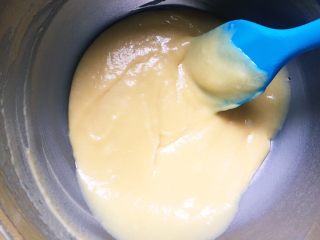 卡通蛋糕棒棒糖,将隔水融化好的黄油加入继续搅拌均匀。