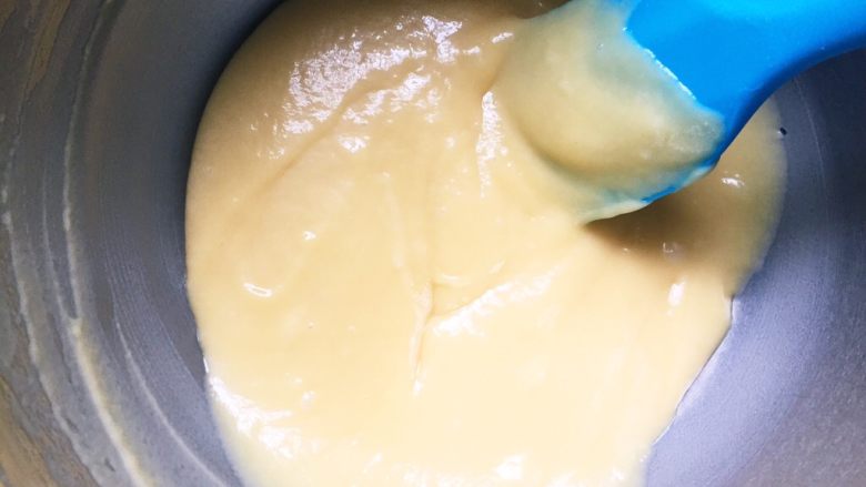 卡通蛋糕棒棒糖,将隔水融化好的黄油加入继续搅拌均匀。