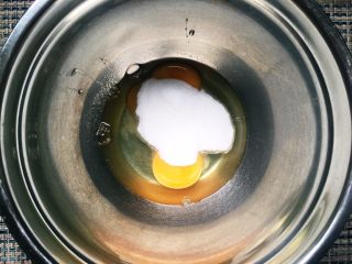 卡通蛋糕棒棒糖,将鸡蛋糖粉放入盆中用蛋抽打散，搅打至蛋液发白。