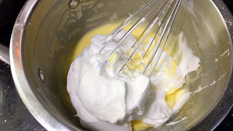 蒸出来的“戚风蛋糕”,取二分之一的蛋白霜加入蛋黄糊中用蛋抽搅拌均匀