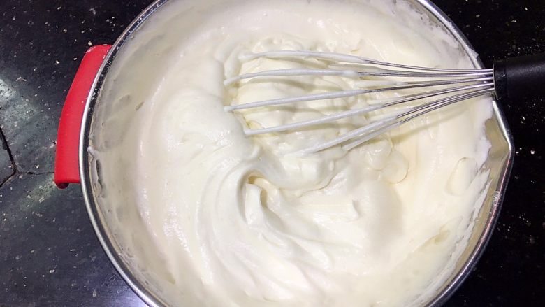 蒸出来的“戚风蛋糕”,搅好后把蛋黄糊全部倒入蛋白霜中，搅匀，得到光滑细腻的蛋黄糊