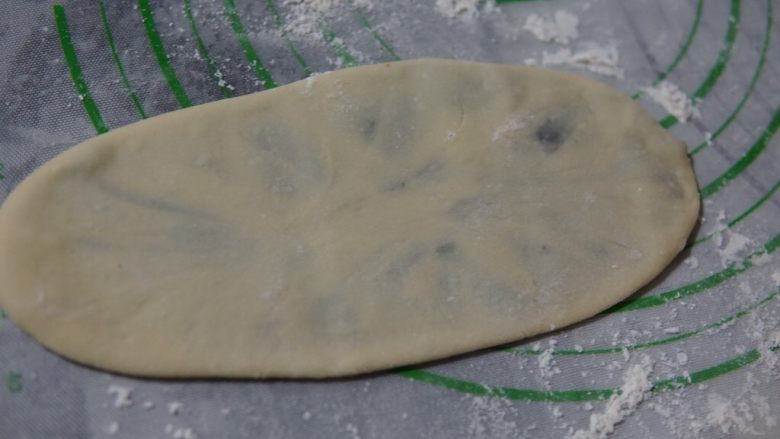 豆沙小面包,擀成舌形状，如图所示