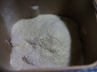 豆沙小面包,主料内所有粉类混合均匀