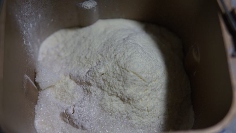 豆沙小面包,主料内所有粉类混合均匀