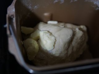 豆沙小面包,加入盐和软化的黄油