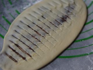 豆沙小面包,用锋利的刀划花纹，划开上面一层露出豆沙，不割坏一层