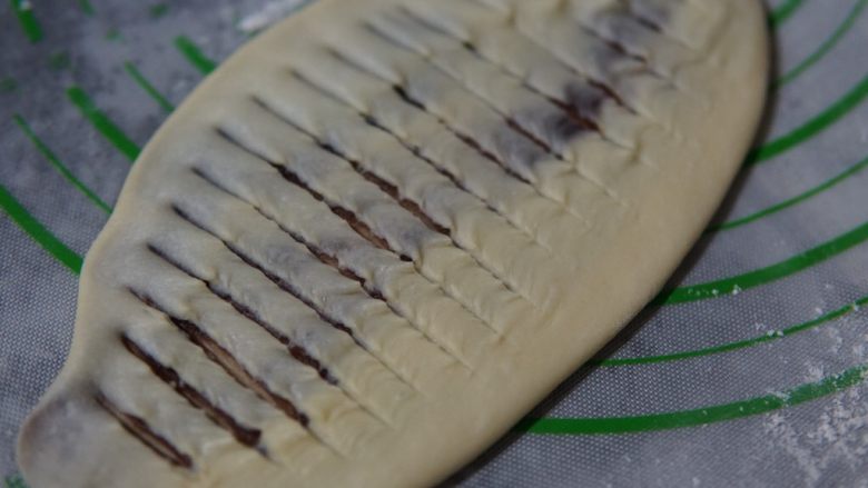 豆沙小面包,用锋利的刀划花纹，划开上面一层露出豆沙，不割坏一层