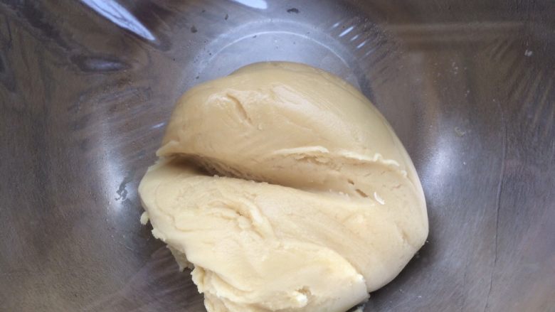 广式冰皮蛋黄月饼,搅拌至无干粉状态，盖上保鲜膜放入冰箱松弛40-60分钟