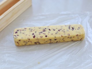 蔓越莓饼干,将面团用手或借助模具整理成宽约6厘米、高约4厘米的长方体，包上保鲜膜放进冰箱冷冻一个小时