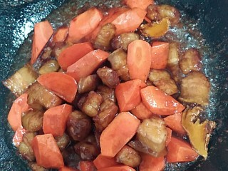 红烧樱桃肉,加入胡萝卜小火翻炒半分钟左右。