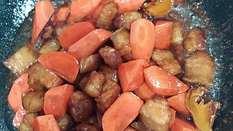 红烧樱桃肉,加入胡萝卜小火翻炒半分钟左右。