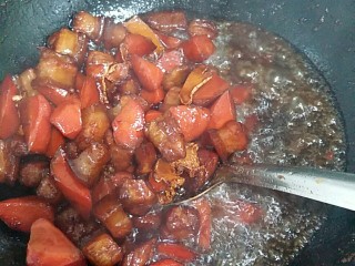 红烧樱桃肉,焖煮过程中不时翻炒，以免糊锅。
