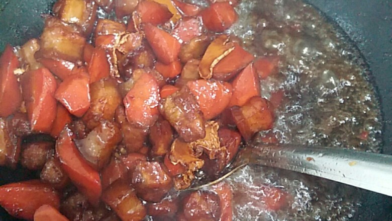 红烧樱桃肉,焖煮过程中不时翻炒，以免糊锅。